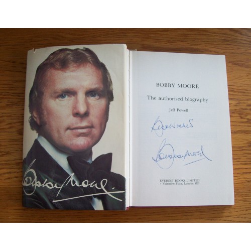 Bobby Moore Signed Football Biography  1976 Inc George Best & Fulham Team Hardback Book