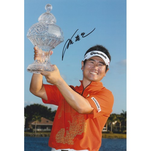 Y E Yang Signed 8x12 Golf Photo