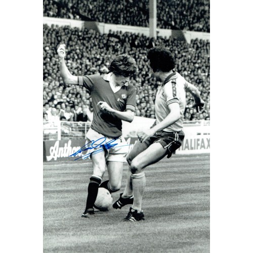 Gerry Daly Signed Manchester Utd 12x8 Photograph